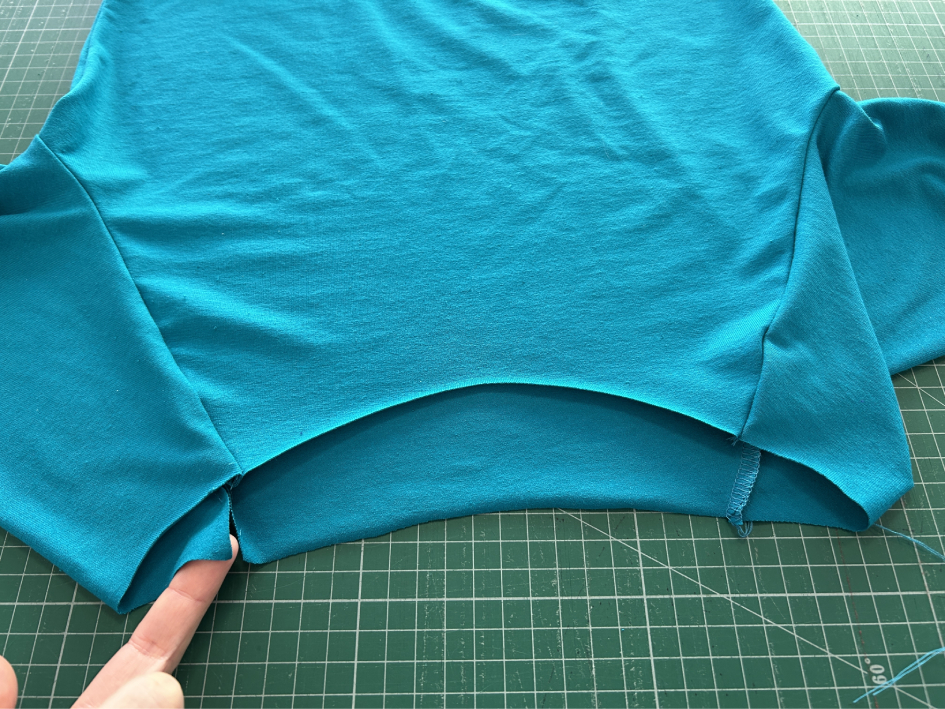 Cop jednoduše přišitý v průkrčníku (5)